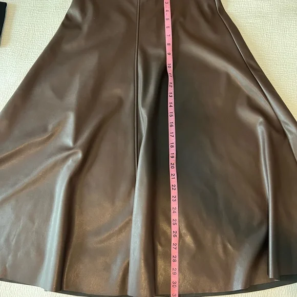 Banana Republic Vegan Leather midi Skirt in Cacao Sz 2 - Picture 5 of 6